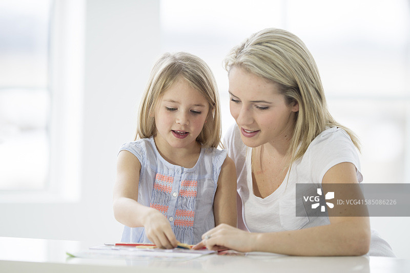 母女一起玩游戏图片素材