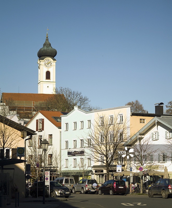 德国巴伐利亚巴特艾布灵村庄的教堂和商店景色图片素材