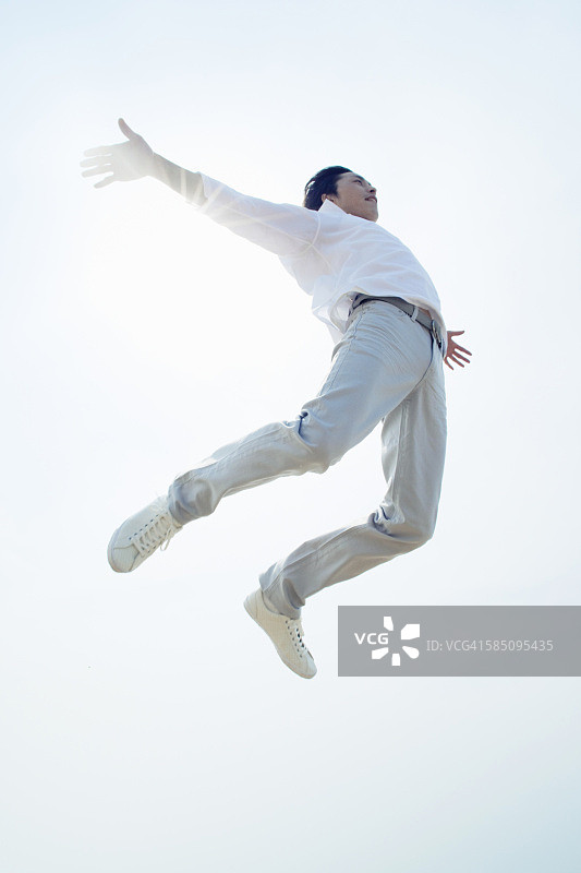跳跃的男人图片素材