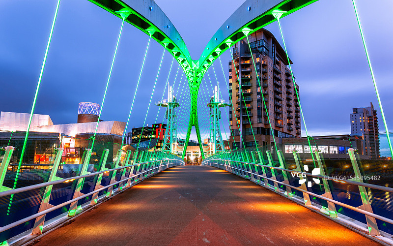 蓝色时刻：英格兰曼彻斯特索尔福德码头的劳里桥图片素材