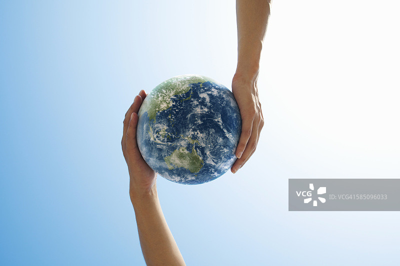 双手捧着地球图片素材