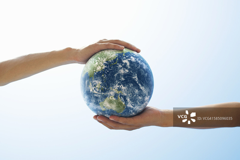 双手捧着地球图片素材