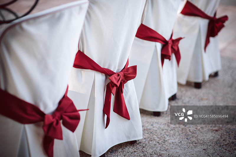 带椅套和蝴蝶结的婚礼仪式座椅图片素材