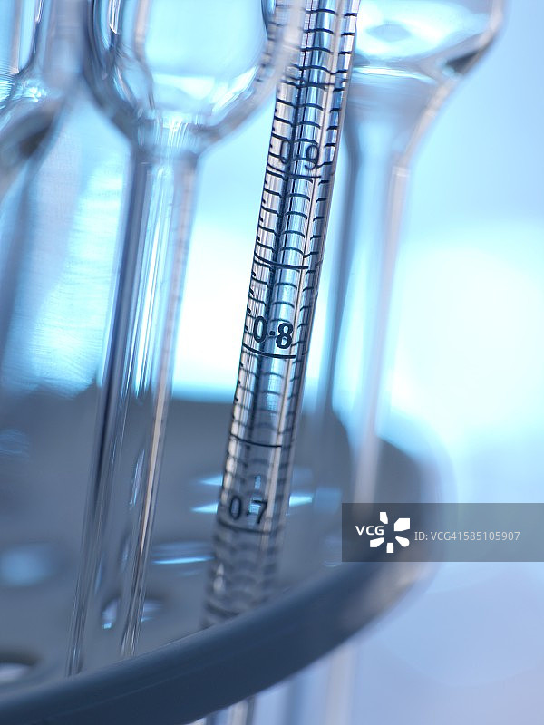 移液器和实验室玻璃器皿图片素材