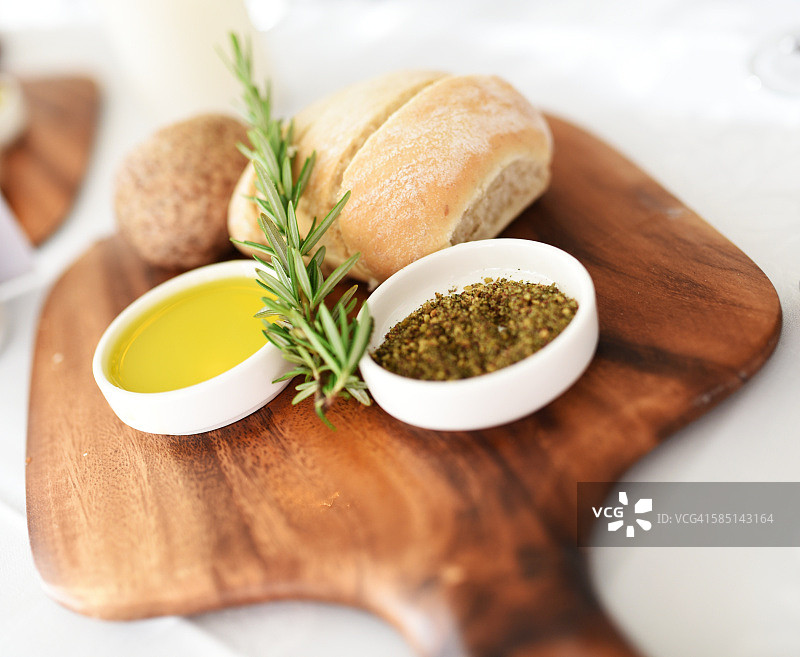 面包、油和香料开胃菜图片素材