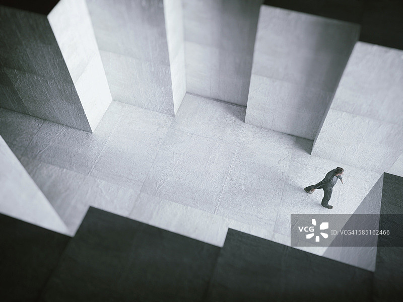 男人走向光明图片素材