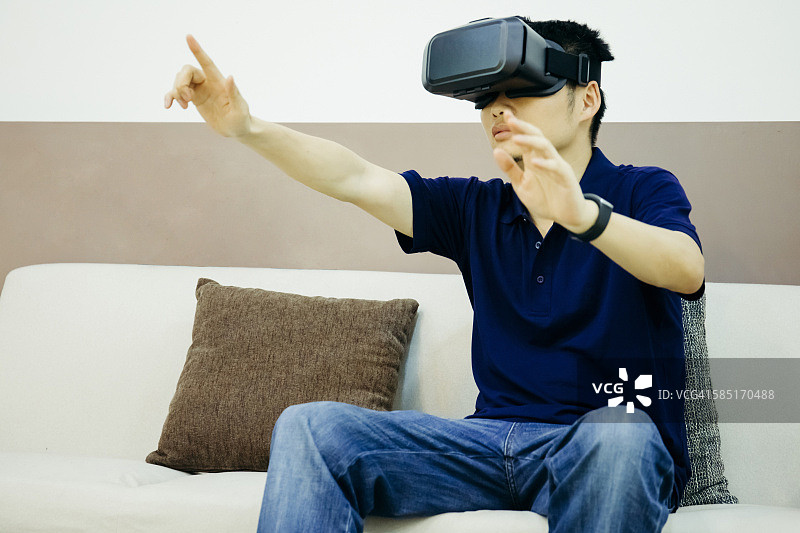 商人在室内享受VR图片素材