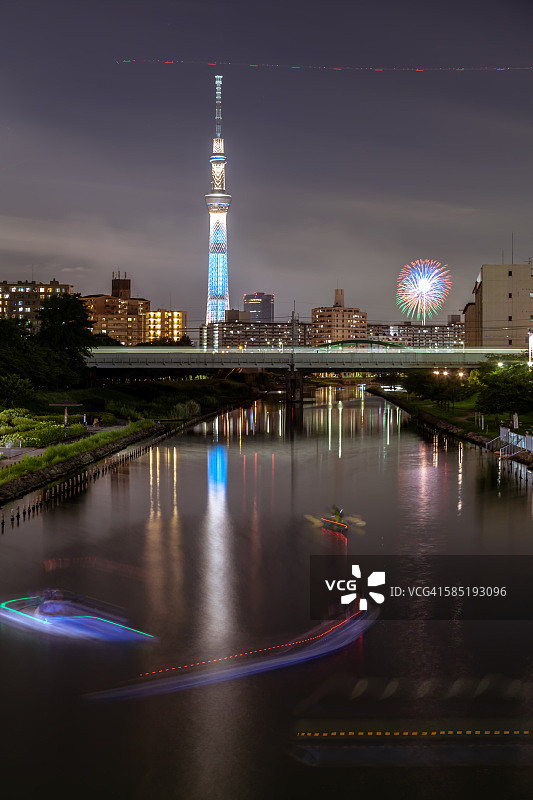 东京城市天际线、晴空塔与江户川区荒川上的亲密桥（日落）图片素材