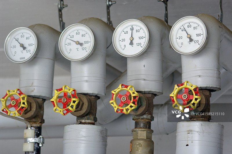 欧洲德国巴伐利亚州私人住宅地窖供暖管道及控制装置图片素材