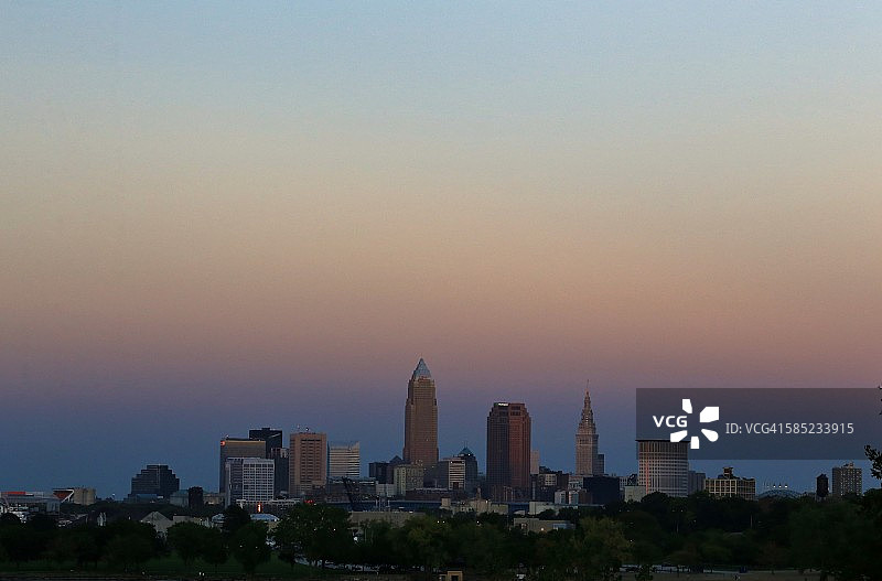 克利夫兰市中心天际线与绚丽的天空图片素材