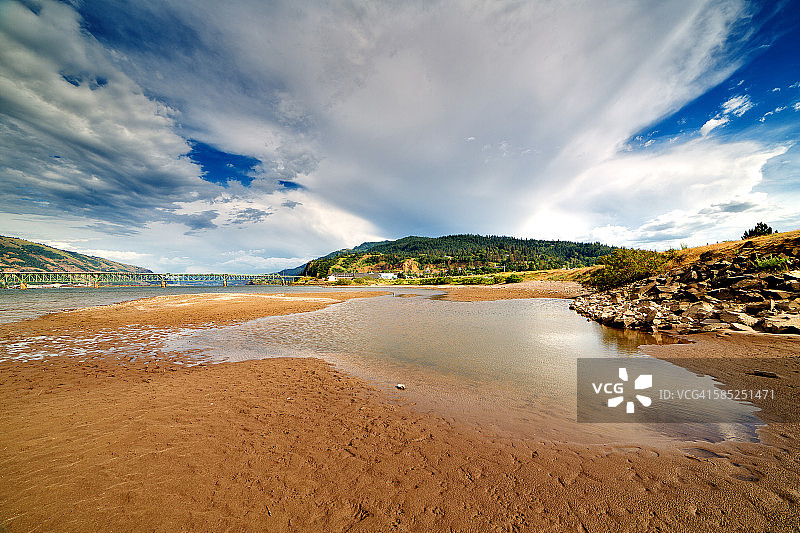 海滩和哥伦比亚桥图片素材