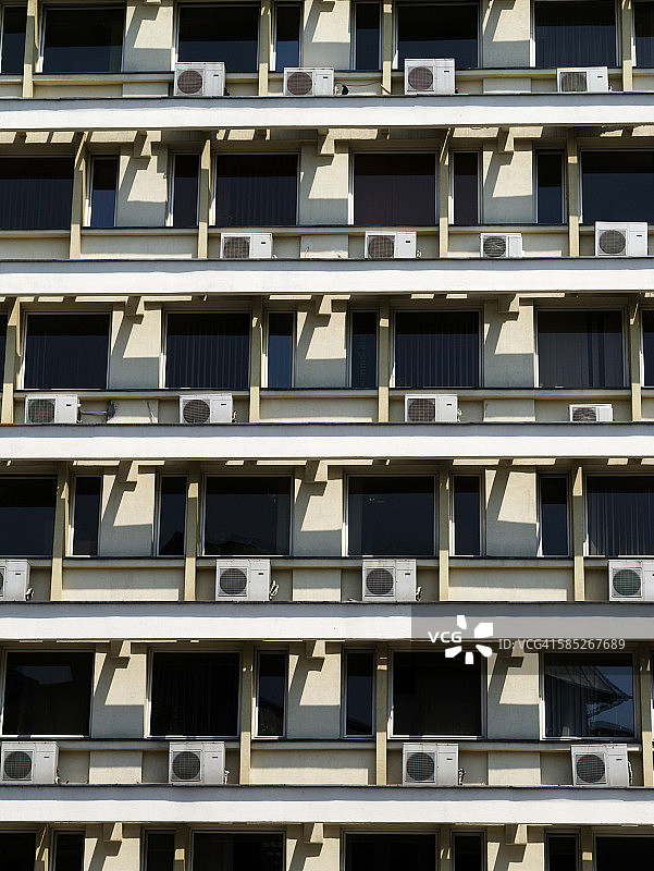 建筑物外部的空调机组图片素材