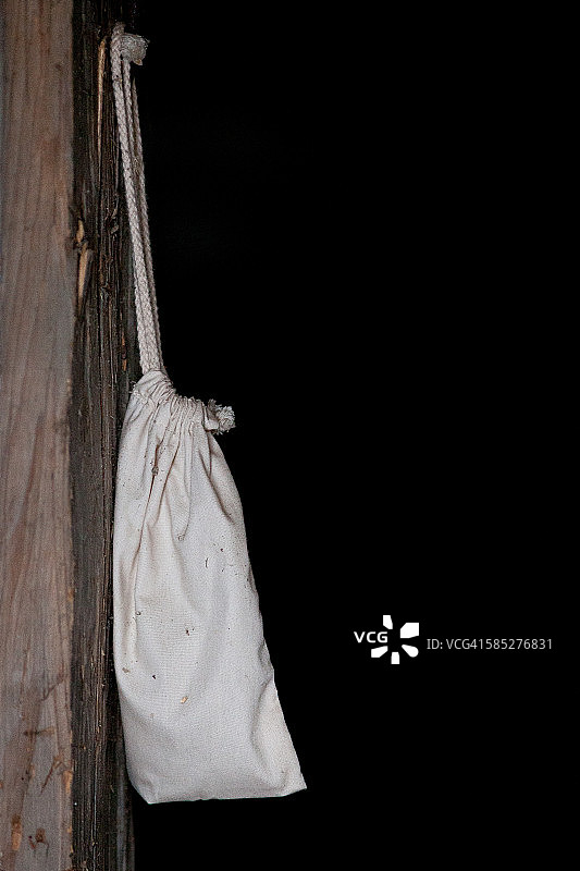 挂在木门框上的可重复使用购物袋图片素材