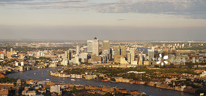 日落时分的泰晤士河畔伦敦码头区图片素材