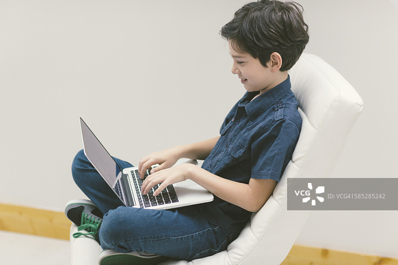 儿童在学校编程图片素材