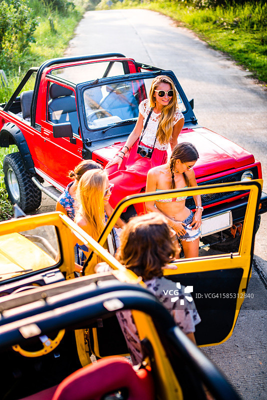 朋友们开着四驱车在丛林中旅行图片素材