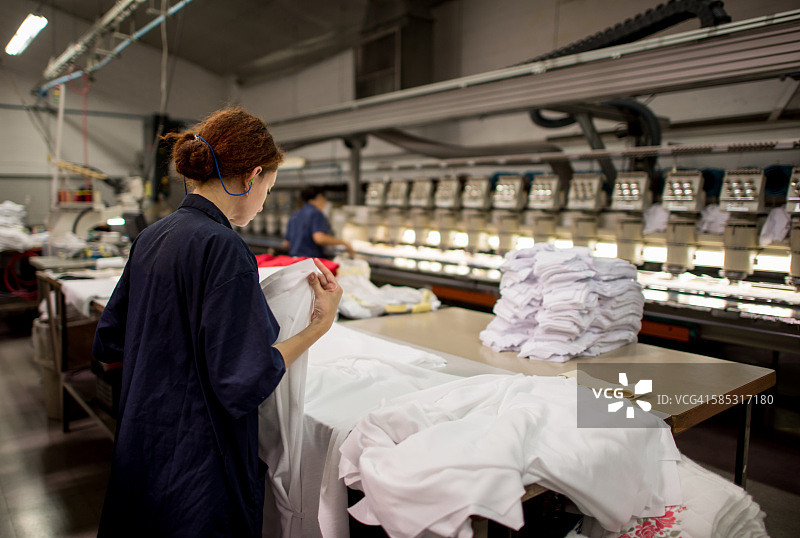 女人在服装厂工作图片素材