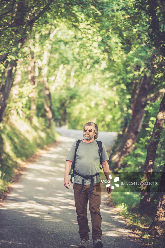 留着胡须的年长的白人在户外登山图片素材
