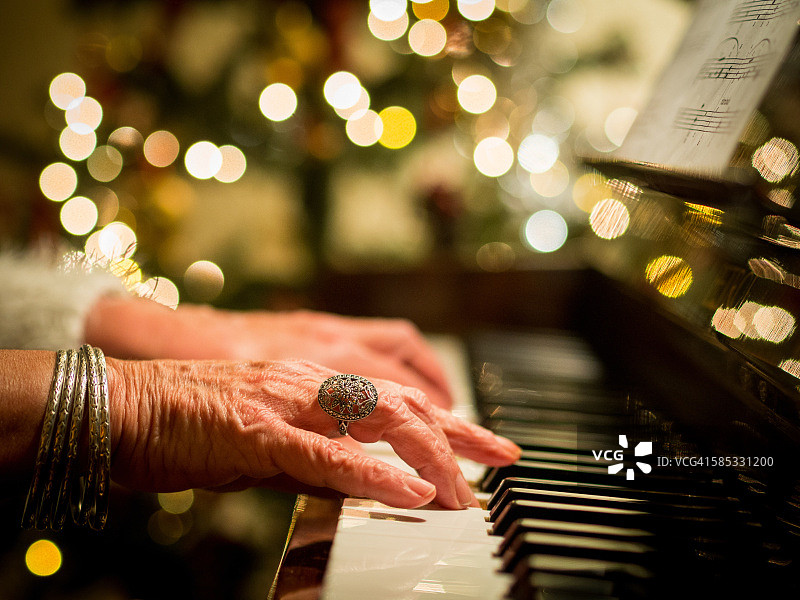 女人弹钢琴图片素材