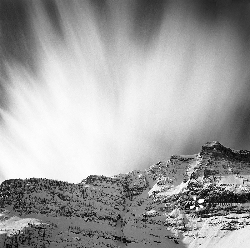 白雪皑皑的山脉上模糊的云彩图片素材