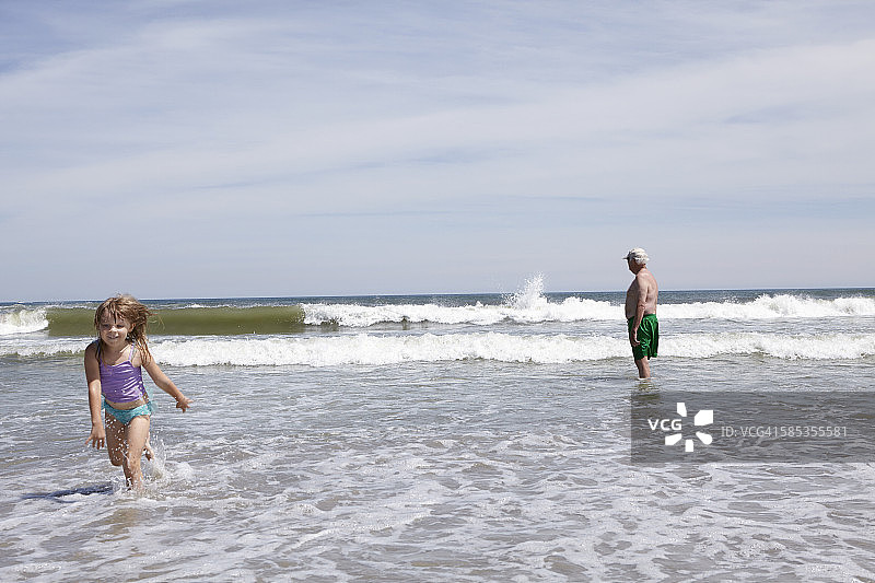 女孩在海边玩耍奔跑图片素材
