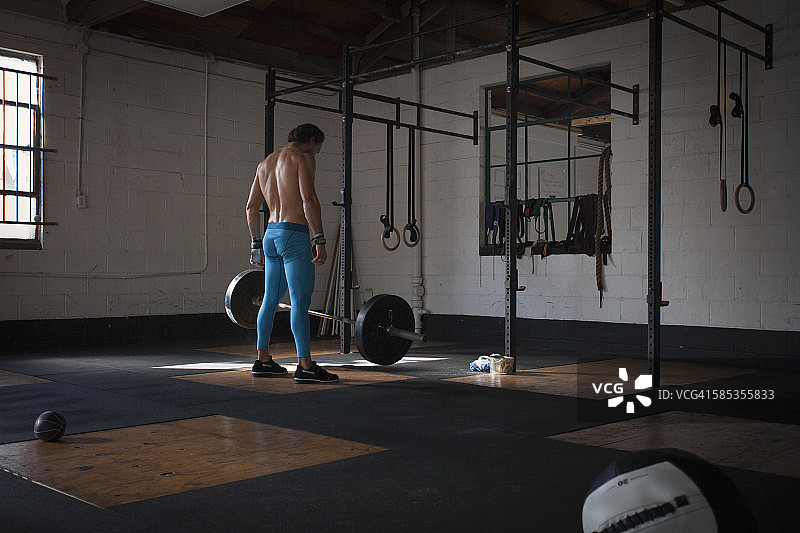 在健身房准备举杠铃图片素材
