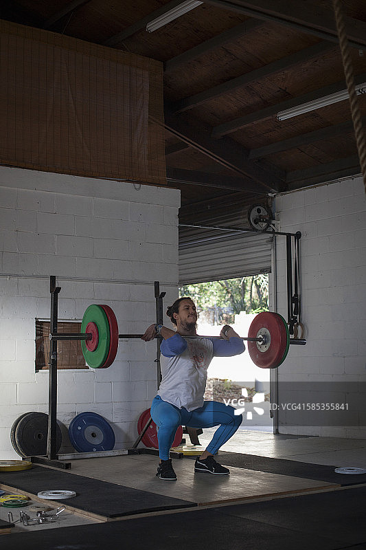 在健身房举杠铃图片素材