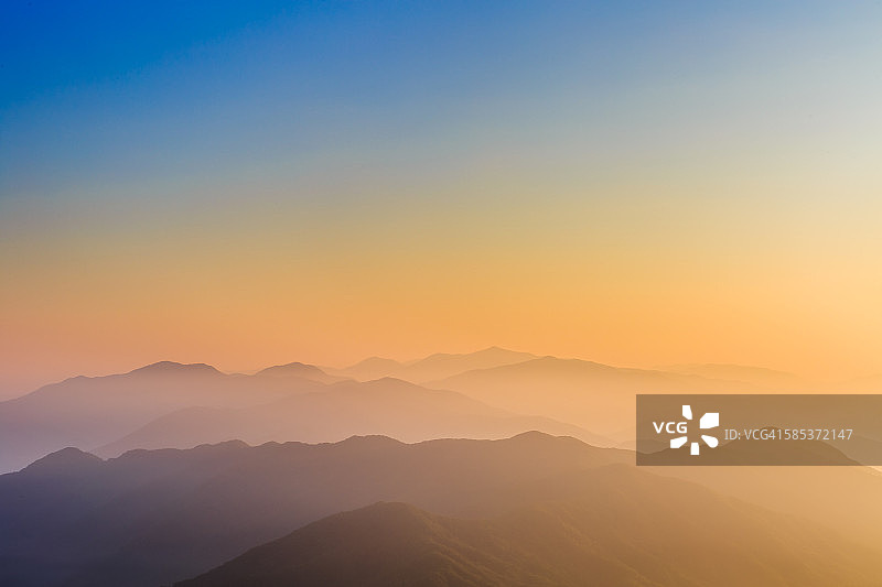 日出山脊图片素材