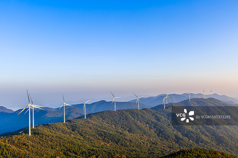 山脊上的一排风车图片素材
