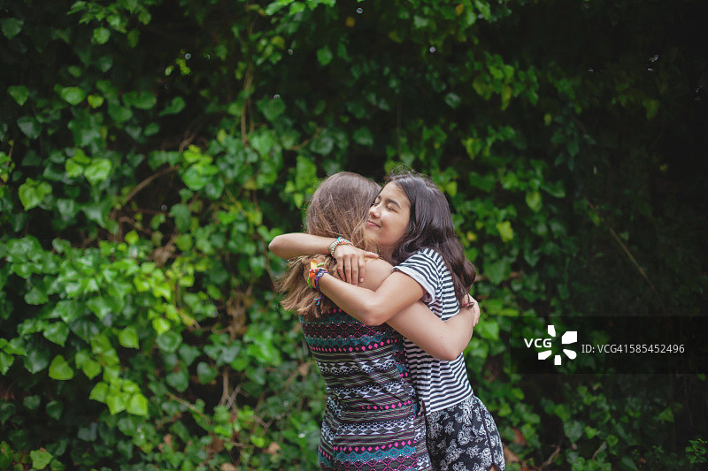 女孩拥抱最好的朋友图片素材