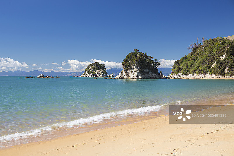 从海滩远眺凯特里特里岛屿图片素材