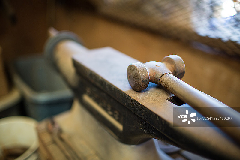 铁匠锤放在铁匠的铁砧上图片素材