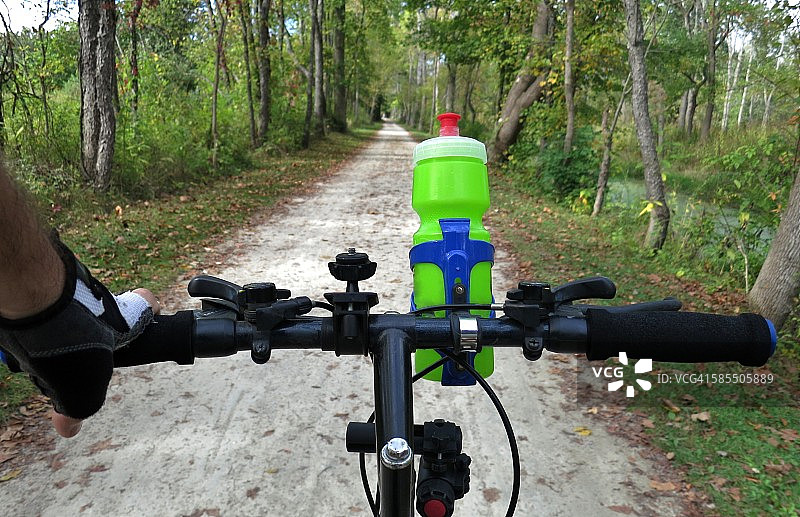 骑自行车的第一人称视角图片素材