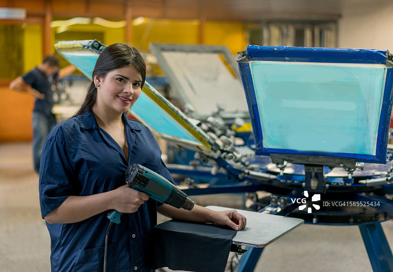 在工厂进行纺织品印花的女人图片素材