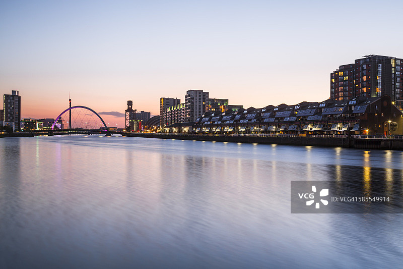 日落时分的城市河流图片素材