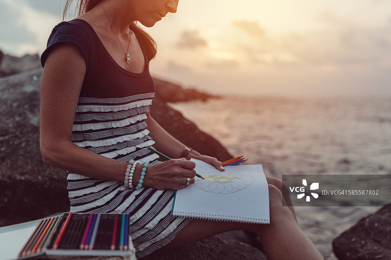 女人在着色书里绘画图片素材