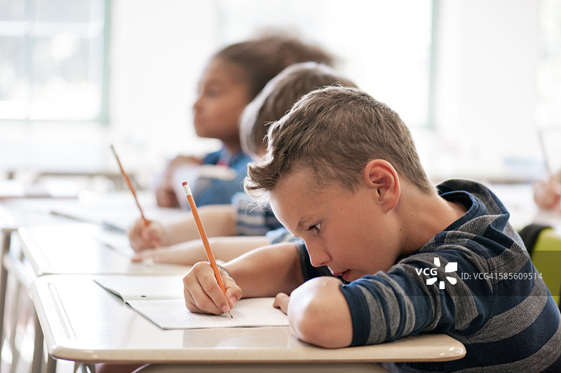 教室里的学生图片素材