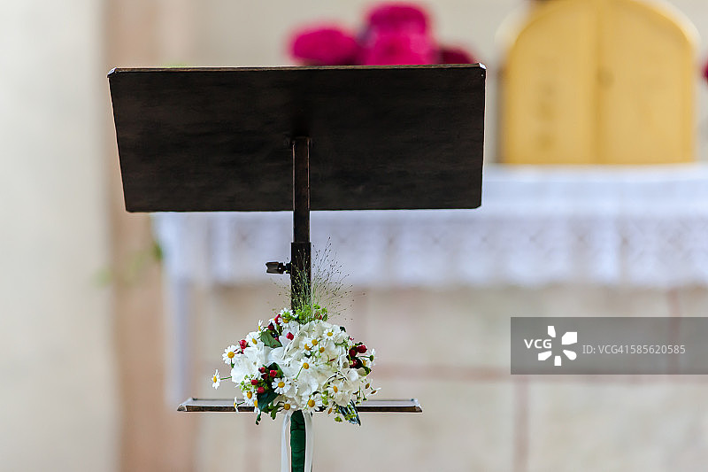 婚礼上用鲜花装饰的讲道台图片素材