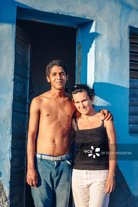 在古巴特立尼达的年轻夫妇图片素材