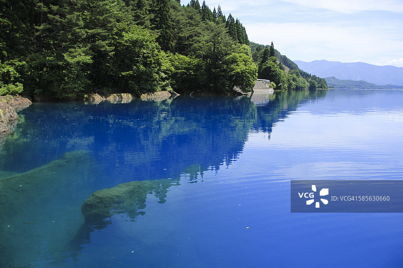 日本秋田县田泽湖的倒影图片素材