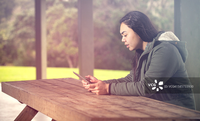 毛利女孩使用平板电脑图片素材