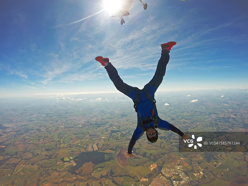 头朝下的跳伞男子图片素材