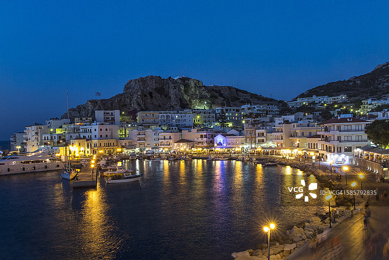 希腊卡尔帕索斯岛蓝色时分的皮加迪亚港图片素材