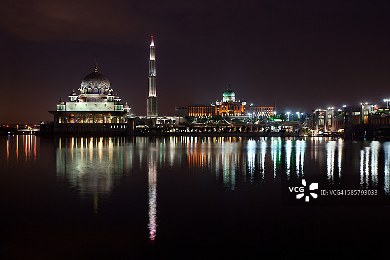 布城清真寺和首相署的夜景倒影图片素材