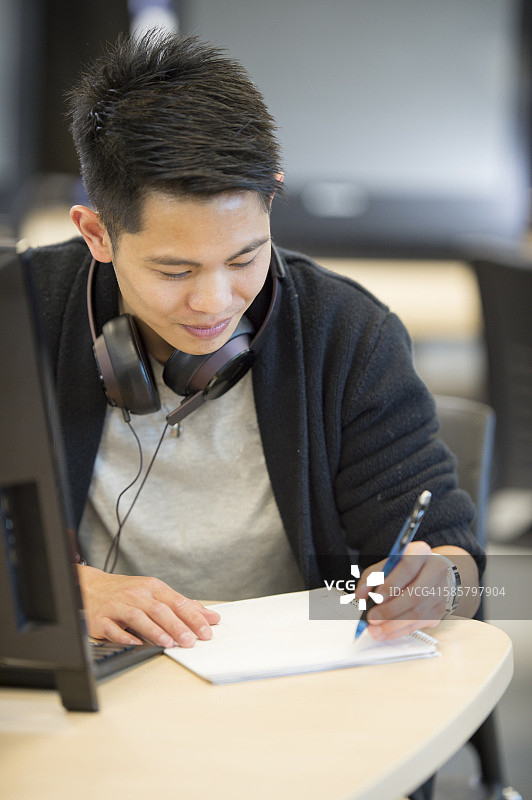 正在写作业的大学生图片素材