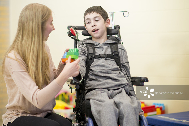 残疾儿童玩玩具积木图片素材