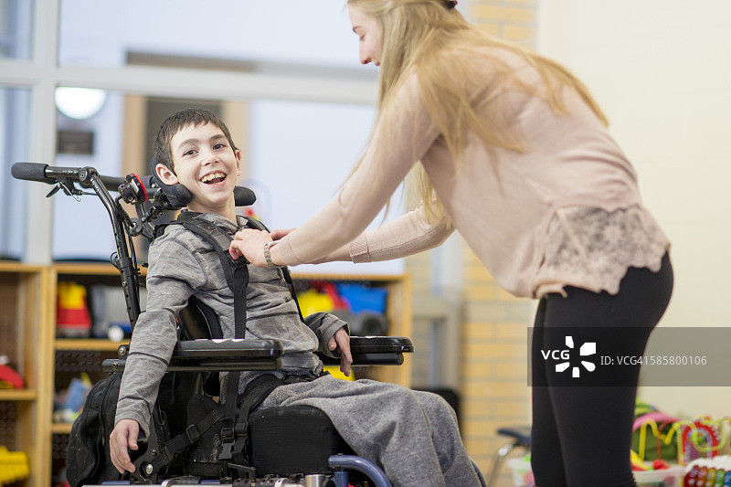 安全地固定在轮椅上图片素材