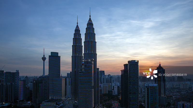 吉隆坡日落时分的天际线图片素材