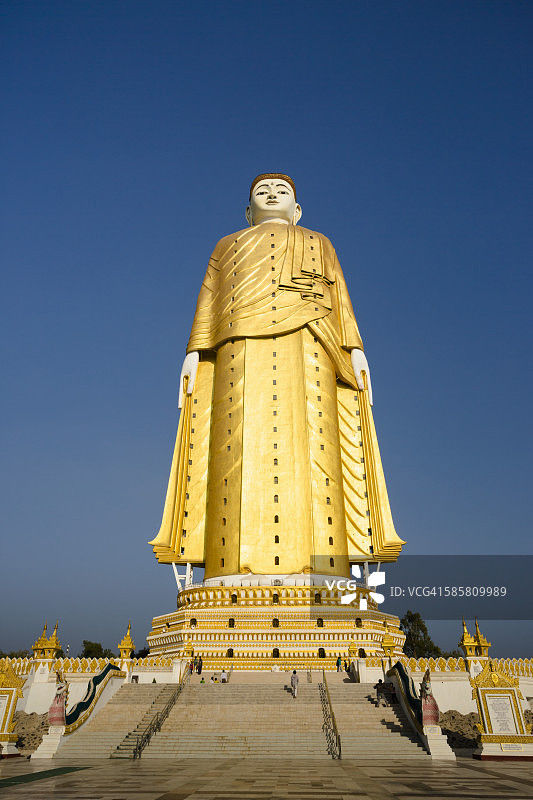 缅甸实皆省蒙育瓦附近的菩提达塔昂立佛图片素材
