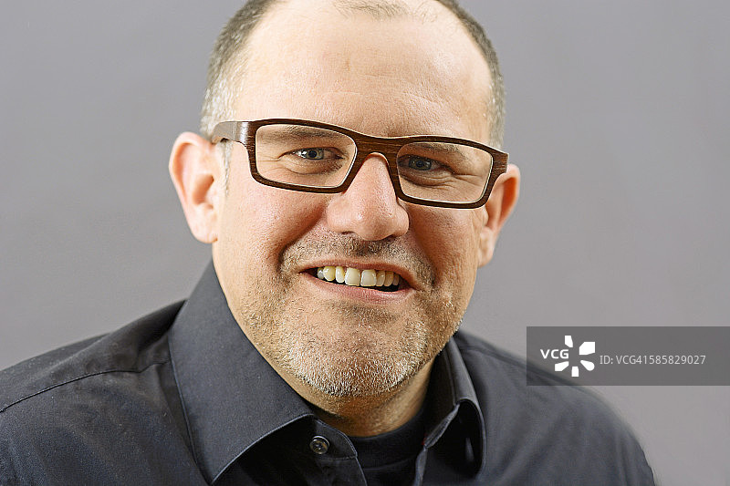 戴眼镜的成熟男人肖像图片素材